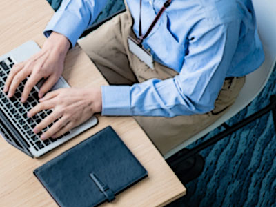 クローンソフトを使う男性ののイメージ画像