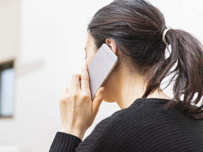 パソコントラブルで困っている女性のイメージ画像