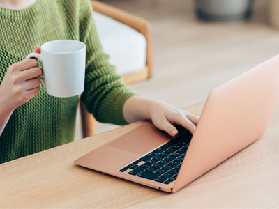 PCの近くに飲み物があるイメージ画像