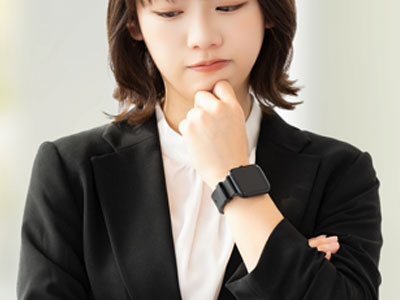 外付けのHDDやSSDが認識されないため、訝しく思っている女性のイメージ画像