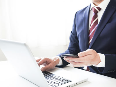 PCのウイルス感染に気が付き、対策を考える男性のイメージ画像